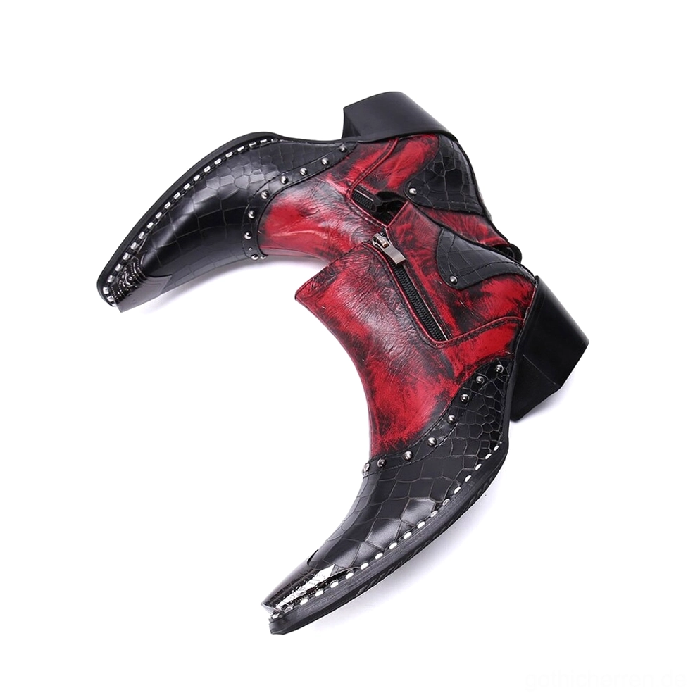 Invertierte Dreiviertel-Ansicht gothic-Stiefeletten zeigt Rot-Schwarz-Farbkontrast, quadratisches Zehendesign mit Rhinestone-Akzenten und seitlichen Doppelreißverschlüssen