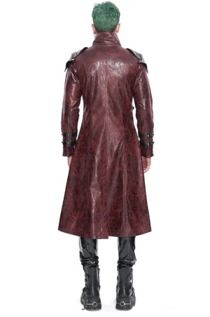 Bordeauxrote gothic trenchcoat rückansicht zeigt geteilten rocksaum split hem und hohen stehkragen high stand collar mit pyramid studs metalldetails