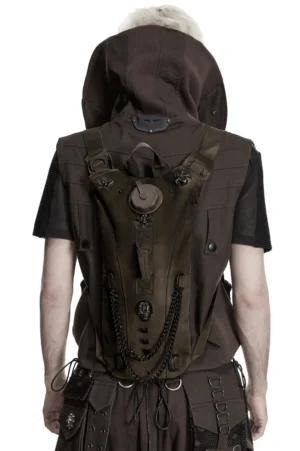 Gothic Tactical Rucksack mit Totenkopf-Ketten und Metall-Nieten, von hinten getragen auf männlichem Modell, vollständige Rückansicht mit verstellbaren Schultergurten und Brustgurt