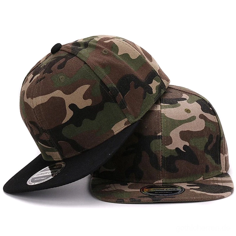 Gothic taktische Waldtarn-Snapback-Kappe mit schwarzem Flat Brim, Frontalansicht und Mehrwinkel-Display des Tarnsnapbacks
