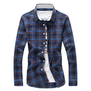 Gothic Tartan Hemd in Blau und Braun – Langarm Karomuster Hemd Vorderansicht mit funktionaler Brusttasche und klassischem Umlegekragen