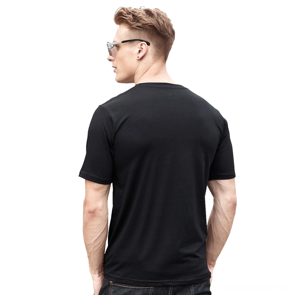 Männliches Modell in schwarzem Baphomet Siegel Gothic-T-Shirt Rückansicht im Studio vor neutralem Hintergrund