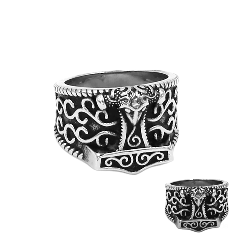 Gothic Thor Hammer Edelstahl Biker Ring mit keltischem Knoten Scroll-Gravuren schräge Frontalansicht silber-schwarze Vintage-Patina handwerkliche Details