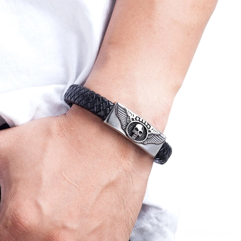 Herren trägt schwarzes geflügeltes Totenkopf-Gothic-Armband am Handgelenk - Alltagsstil mit Magnetverschluss, realistische Tragedemonstration