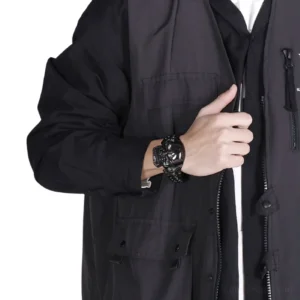 Gothic Totenkopf-Armband am männlichen Handgelenk mit schwarzem taktischen Mantel, Styling-Demonstration für alltägliche Punk-Streetwear, reale Trageansicht und Größenvergleich