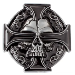 Gothic Totenkopf und Kreuz Metall Gürtelschnalle mit schwarzer Email-Kreuz und keltischem Zierrat geprägt Silber-Design Vorderansicht alternative Punk Accessoire