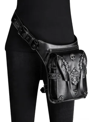 Schwarze Gothic Oberschenkeltasche an Mannequin getragen, sichere Passform an Hüfte und Oberschenkel mit verstellbaren Riemen