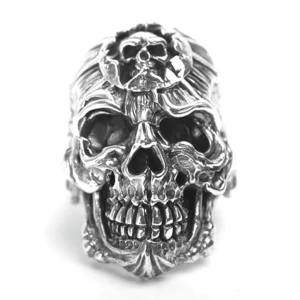 925er Sterlingsilber Gothic Totenkopf Biker Ring mit intricately carved skull Frontansicht auf weißem Hintergrund