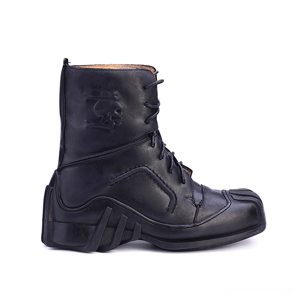 Einzelner schwarzer Leder-Gothic-Knöchelstiefel in rechtem Profil zeigend Schnürverschluss-Konstruktion, Totenkopf-Embossing und aggressives Profil-Pattern