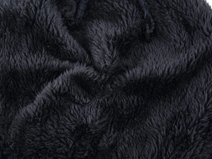 Gothic totenkopf strickmütze ruckansicht zeigt gepragte schädeltextur und verstärkte gerippte konstruktion detail