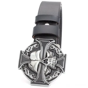 Totenschädel Kreuz Gürtel Vorderansicht, schwarzes Spaltleder mit detailliertem Metall Totenschädel-Kreuz Hardware und Silberton