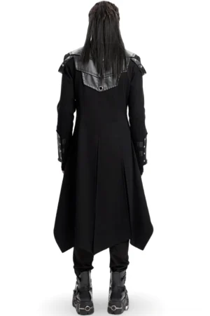Rückansicht des schwarzen Gothic-Trenchcoats mit geteiltem Saumfeld und Lederoberseiten-Einsatz, Metallhardware-Akzente auf Rückseite, Punk-Industrial-Stil