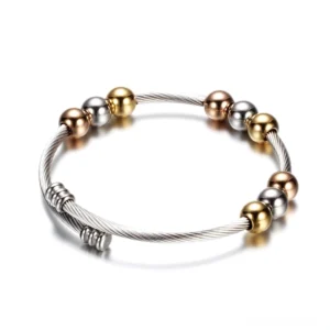 Verstellbares Edelstahl Gothic Cuff Armband Seitenansicht mit verdrehtem Silberband und Schraubenverschluss Detail