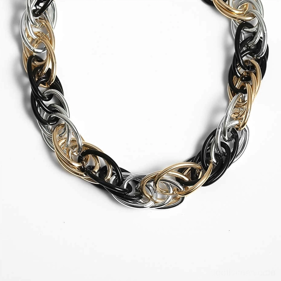 Vollständige Ansicht Unisex Twisted Curb Chain Halskette Multi-Color-Metallmischdesign für Alternative Wear und Gothic Fashion auf weißem Hintergrund