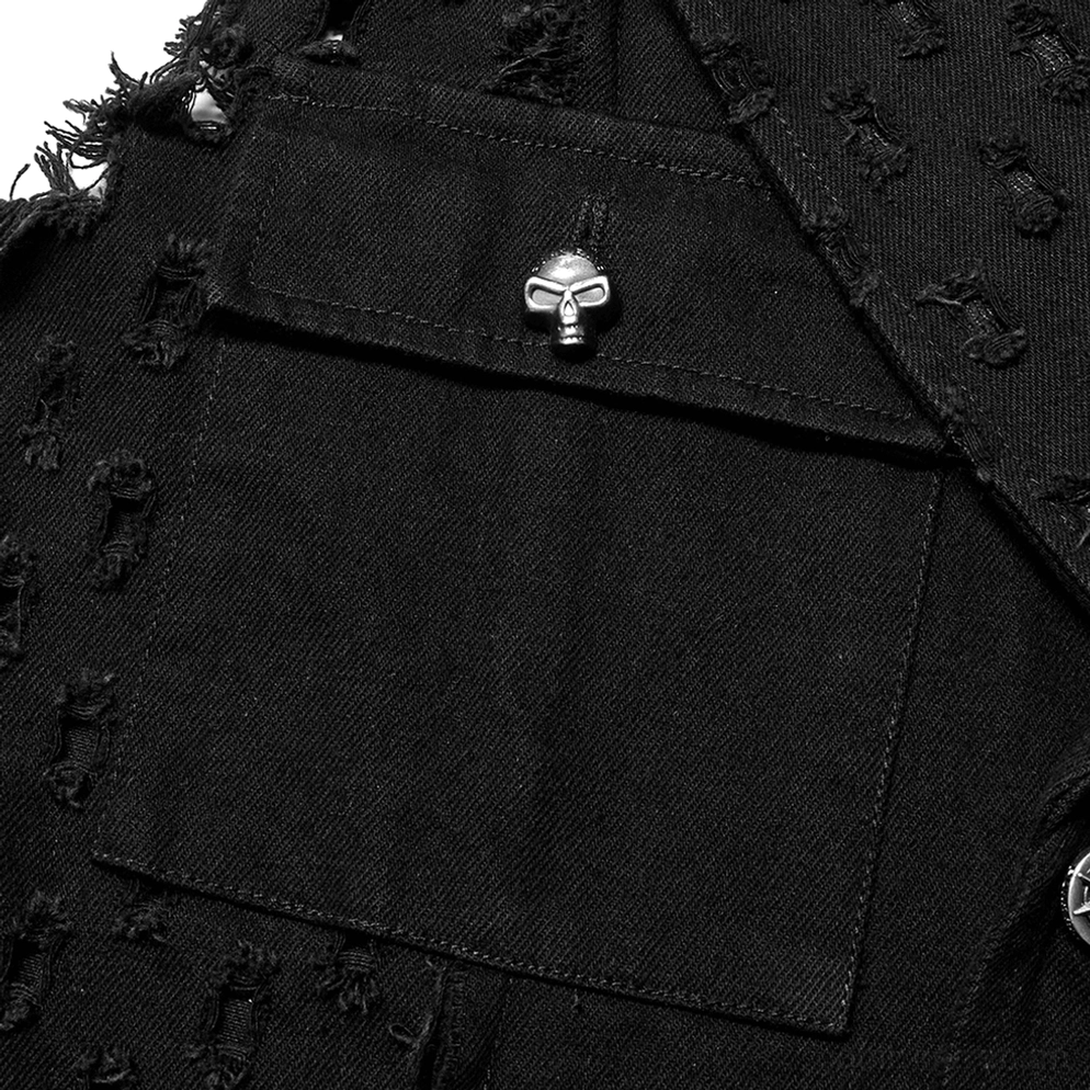 Nahaufnahme des schwarzen denim-ähnlichen Gewebes mit skull-förmigem Metallknopf und zerstörter ausgefranster Brusttasche am Gothic-Umhang