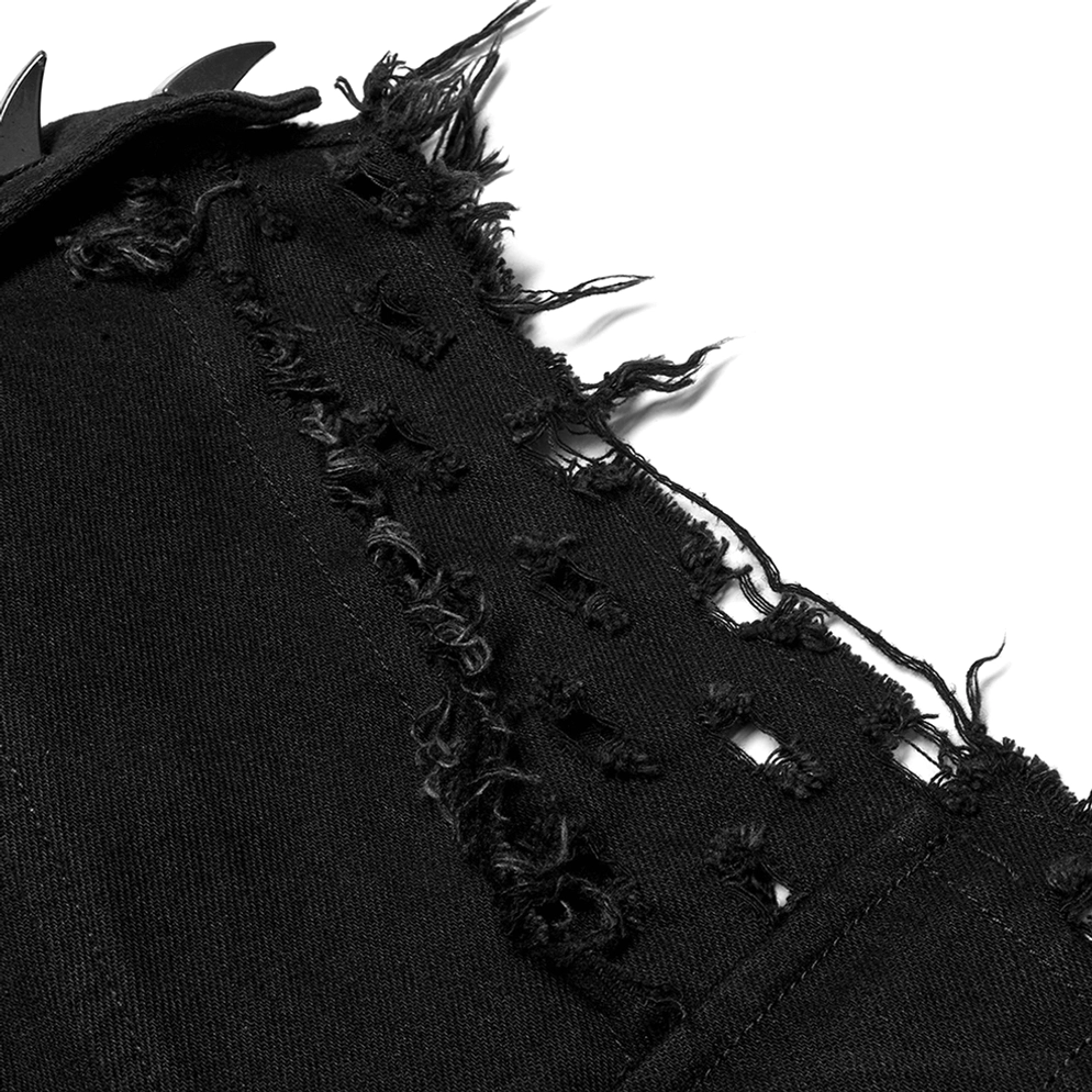 Makro-Nahaufnahme des zerstörten schwarzen Gewebes mit beabsichtigten Ausschnitten und perforierter Mesh-Textur auf dem Gothic-Umhang