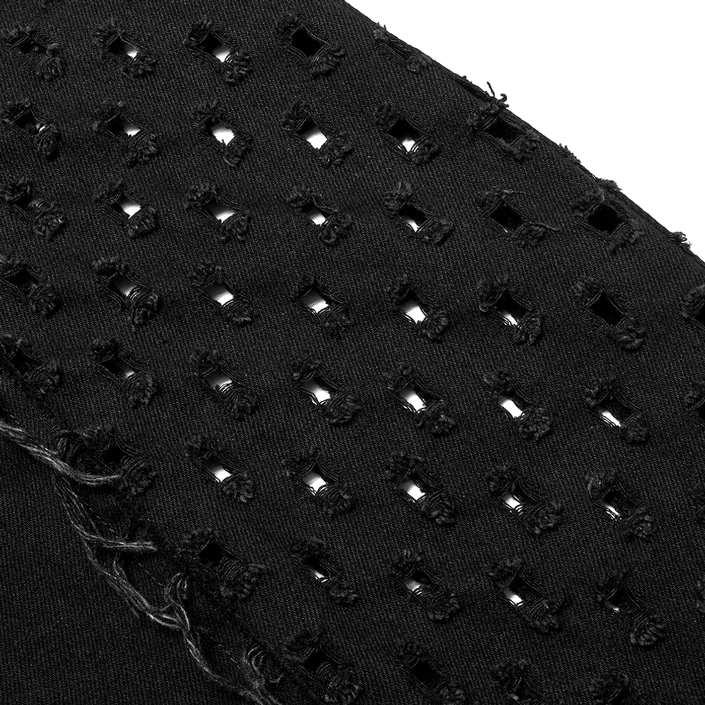 Alternative Winkelansicht des schwarzen zerstörten gothischen Umhangs mit Mesh-Paneelen und Spike-Revers-Verzierung in voller Figur