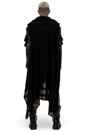 Rückansicht des schwarzen Gothic-Capes mit fließender ungleichmäßiger Saumminie und Open-Weave-Mesh-Textur – dystopischer Umhang asymmetrische Silhouette