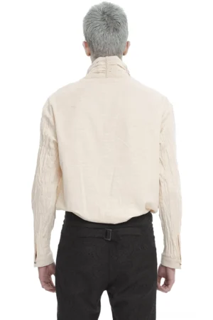 Vintage Stehkragen Baumwollhemd Rückansicht auf männlichem Model, zeigt plissierte Schulterpasse, hohen Kragen und klassische schwarze Hose
