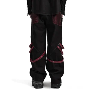 Rückansicht der Gothic weite Hose mit gekreuzten weinroten Beinharnessen, Mesh-Rückentaschen und strukturiertem Bund auf männlichem Modell