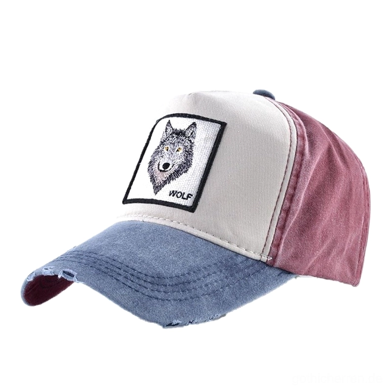 Navy Blau Gothic Wolf Baseball Cap mit burgunderrotem Rückenpanel, Farbblock-Design und aufwendiger Wolf-Stickerei mit WOLF-Text – Drei-Viertel-Ansicht der Gothic Cap