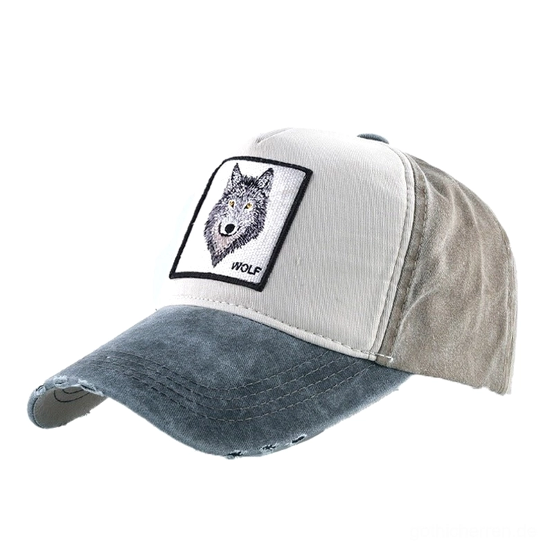 Schwarze Gothic Wolf Denim Baseball Cap mit mehrfarbiger Wolf-Stickerei, ausgefranstem Schirm und verstellbarem Kunstleder-Riemen mit Metall-Schnalle – Front-Ansicht der Gothic Kappe