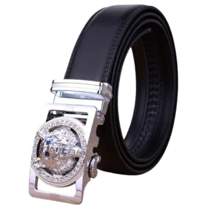Schwarzer Gothic Leder Gürtel mit Silberton Wolfskopf Schnalle mit blauen Glasaugen und Strass Perlenverzierungen, schräge Frontansicht aufgerollter Riemen, Dark Fashion Accessoire
