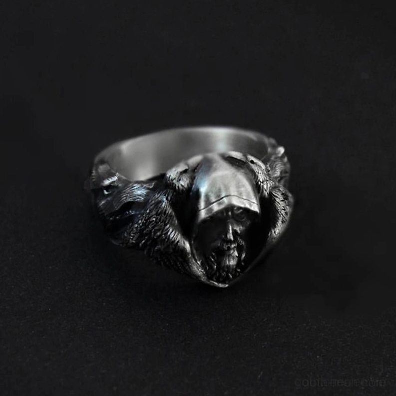 Nordische Mythologie Wolf Ring aus geschwärztem Edelstahl mit detaillierten Reliefschnitzereien Seitenprofil Dreiviertelperspektive auf dunklem Hintergrund