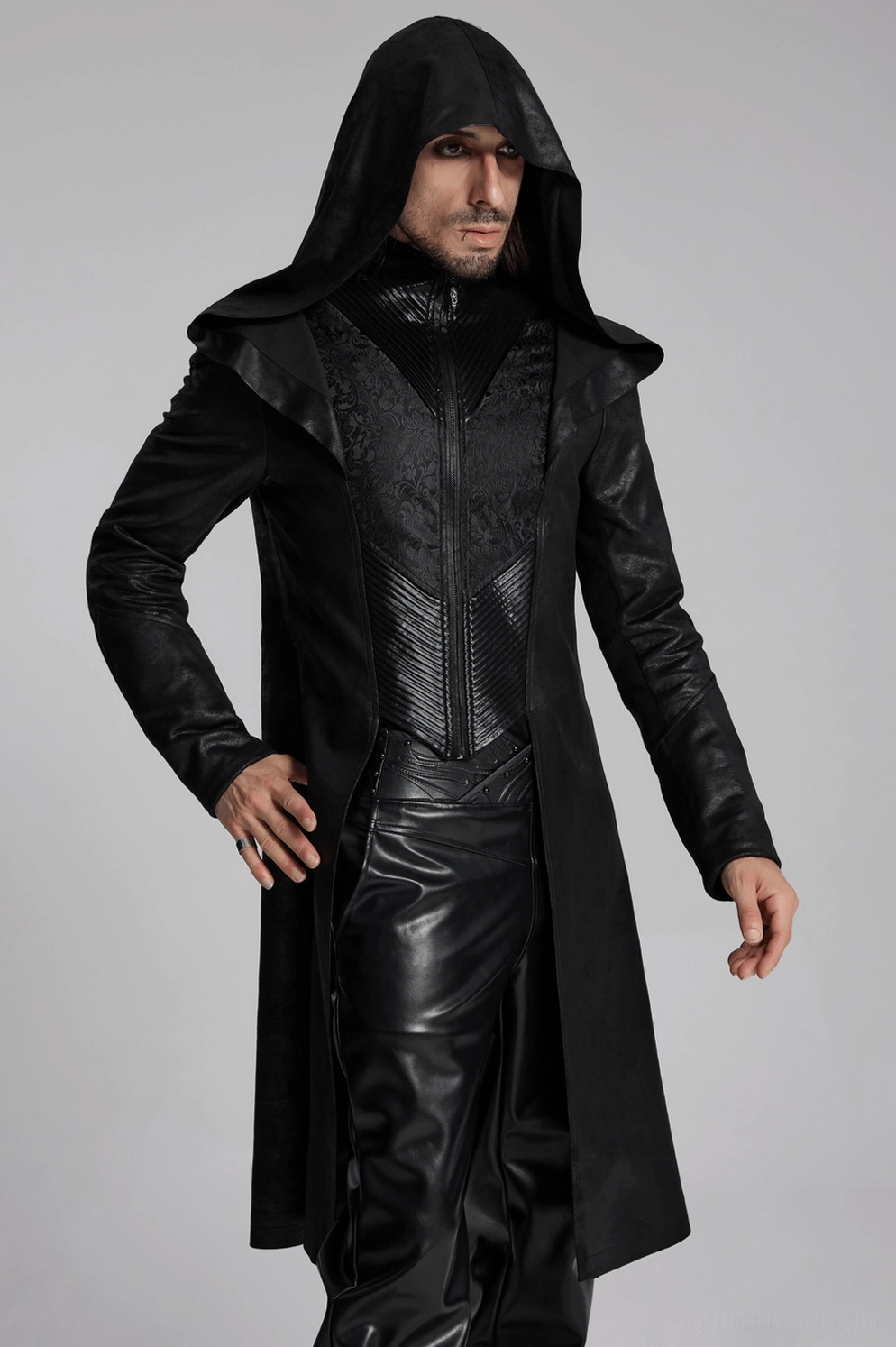 Gothic-Zaubermantel kombiniert mit Punk-Stiefeln und alternativen Mode-Accessoires zur Alternative-Fashion-Styling-Inspiration
