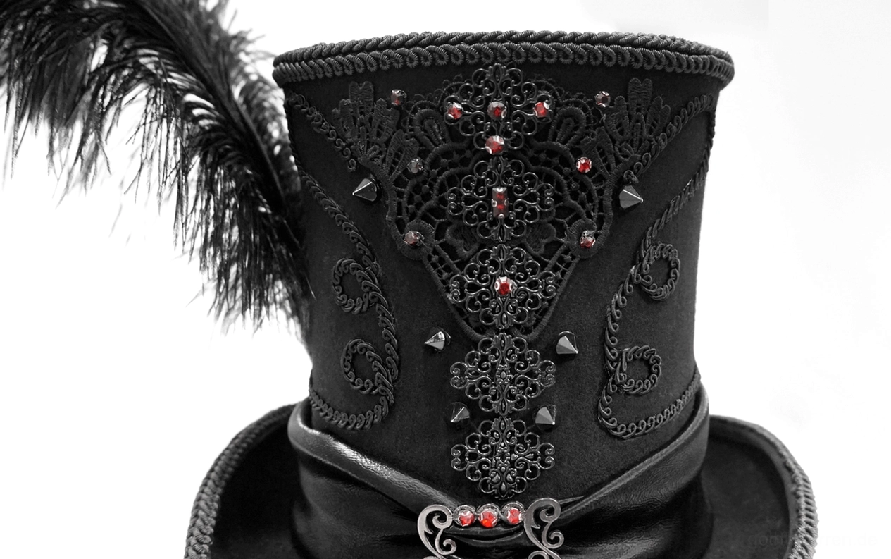Verzierte Rückansicht des Gothic Zylinders mit gestickter Spitze roten Edelsteinen und Feder-Akzent - Hinteransicht