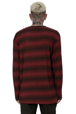 Rückansicht des gothischen rot-schwarzen Striped Ribbed-Pullovers mit entspannter Drop-Shoulder-Passform und vertikalen Rippstrick-Details