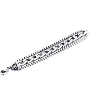 Doppelschicht-Metallkettenarmband Flachlage Draufsicht mit Karabinerverschluss-Detail, Edelstahl-Gotik-Schmuck auf weißem Hintergrund, industrielles Kettendesign