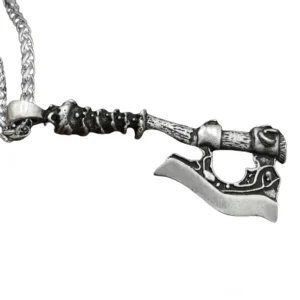 Dunkle antik-silberne Viking-Axt-Halskette mit schädelgeschnitztem Griff und Weizengliederkette, Flachansicht von der Seite
