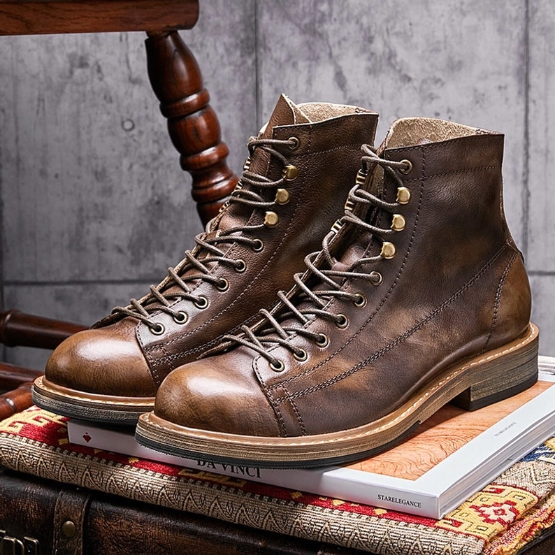 Gotische Schnürstiefel mit Messingschnürbefestigungen und Faltendesign-Elementen, Styling-Showcase-Ansicht für Cyberpunk- und Steampunk-Look