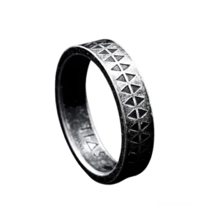 Gotischer geometrischer Dreieck-Edelstahl-Herrenring linke Seitenansicht mit mattschwarzer Silber-Aged-Patina-Finisch Industrial-Gothic-Design