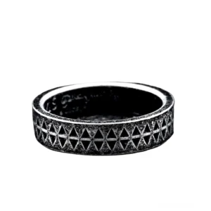 Draufsicht des gotischen geprägten Edelstahl-Dreiecksrings mit vollständigem Prägemuster und geometrischen Mustern durchgehend rund um den Ring