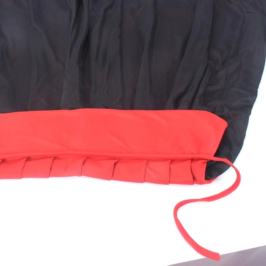 Gotischer Cape Saumkante Close-up mit Doppelschicht-Konstruktion, rotes Innenfutter und rote Kordelzug-Detail am Saum