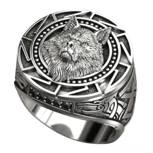 Gotischer Wolfs-Siegelring mit emailliertem keltischen Totem-Design und Stammesmustern, Antiksilber-Oberflächenfinish – Vorderansicht aus schrägem Winkel mit 3D-Relief