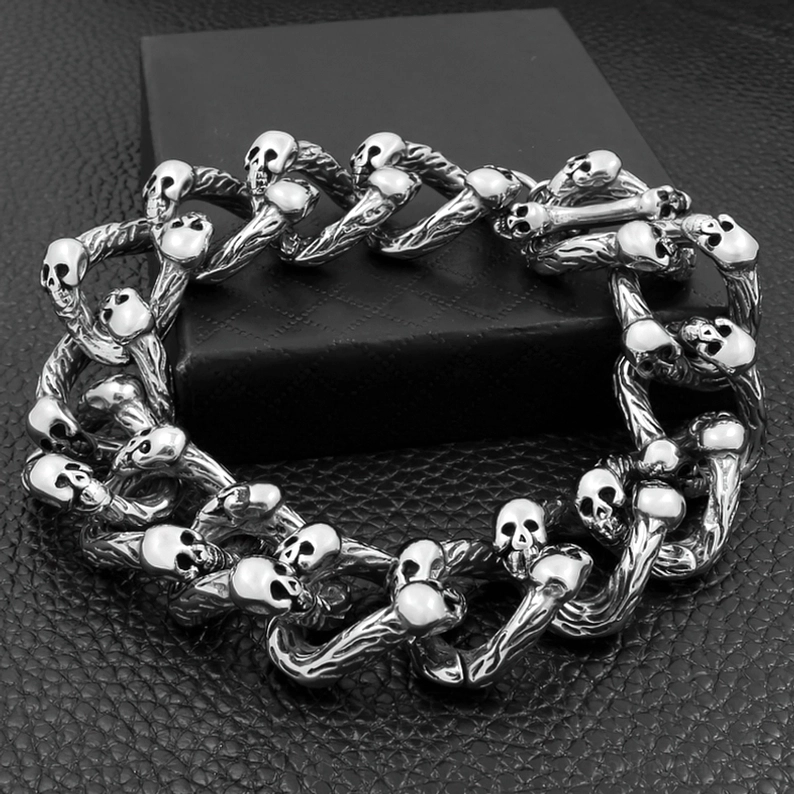 Antik versilbertes Totenkopf-Kettenarmband Flatlayout auf schwarzem Leder-Display zeigt verwitterte Vintage-Patina Doppelreihen-Design verdrehte Kettentextur gotischer Stil