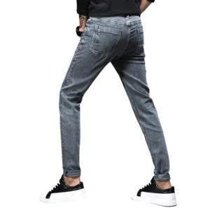 Männer smoky grey Gothic Jeans von hinten-seitlich, zeigt Back-Pocket-Design und stonewashed Textur mit verfeinertem Denim-Finish