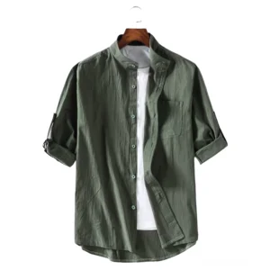 Army-grünes Gothic Casual Hemd auf Kleiderbügel Display, Front-Ansicht mit weißem Unterhemd, Hochstehender Kragen mit Button-Verschluss, Leinen-ähnliche Textur sichtbar