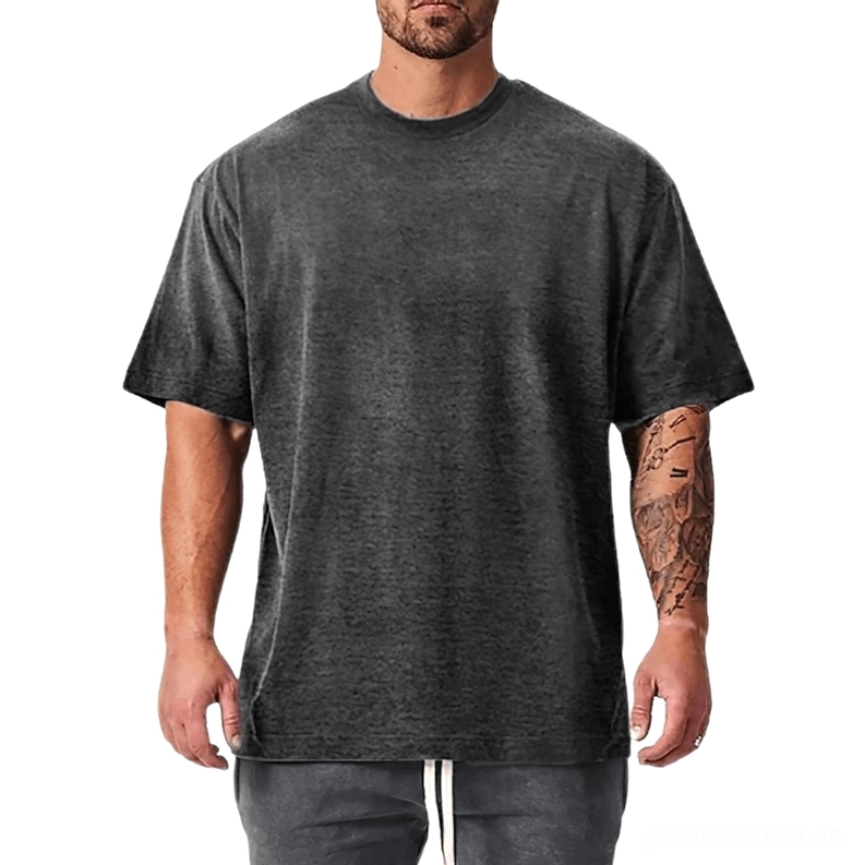 Heather-Grau übergroßes Gothic-T-Shirt mit Drop-Shoulder-Silhouette auf tätowiertem Model, strukturierte Baumwoll-Textur