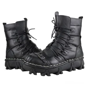 Herren Gothic Combat Stiefel aus echtem schwarzem Leder mit Metallschnallen und mehrfach-Schnürung, Dreiviertelansicht zeigt massive Stollensohle und industrielle Details, Premium-Lederschaft mit Kontrastziernähten