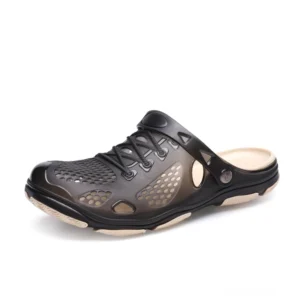 Herren Gothic Jelly Sandal Clog in Charkohleschwarz mit transluzenter EVA-Oberseite, Belüftungsdesign und rutschfester Kautschuksohle, Dreiviertelvorderansicht