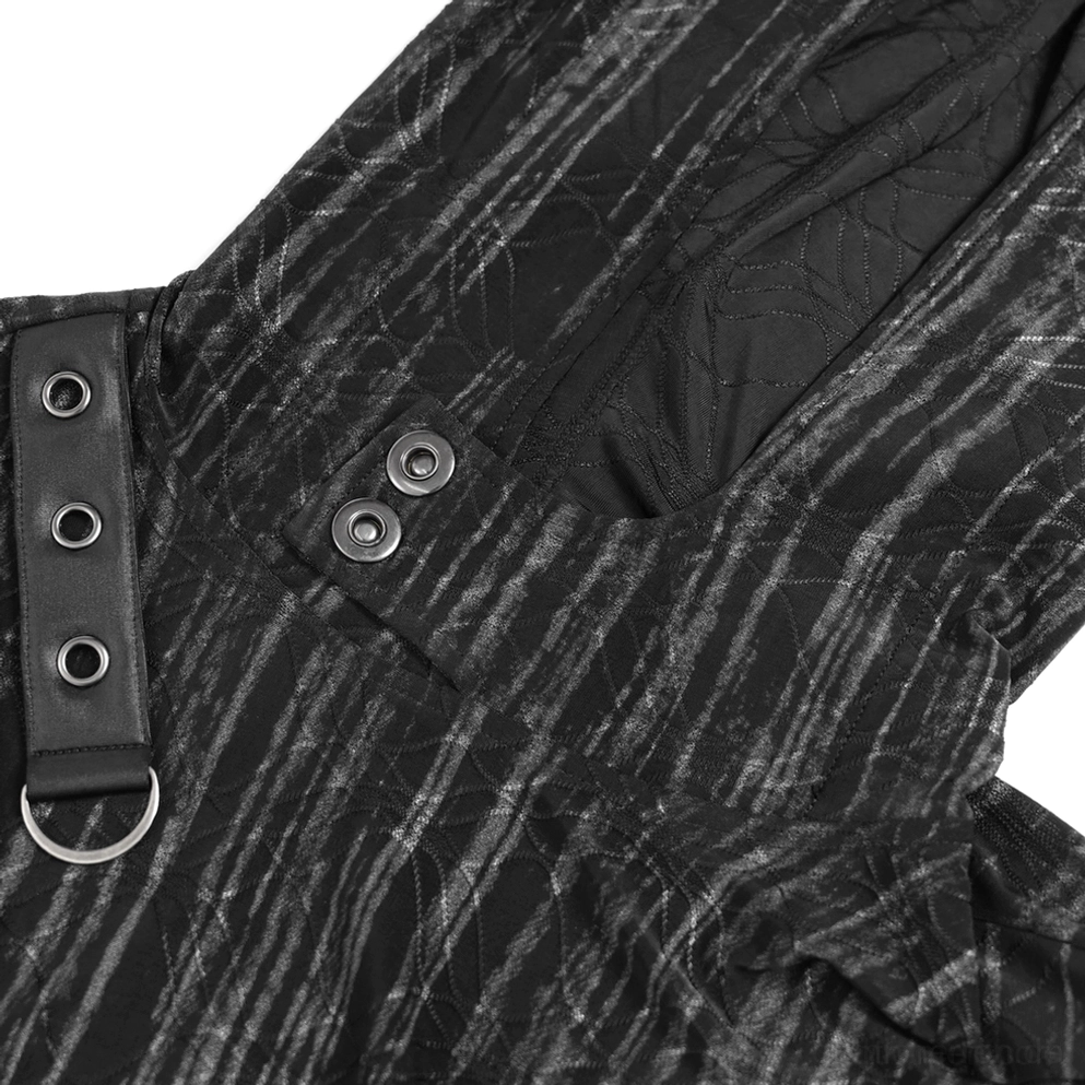 Makro-Detailaufnahme der gestreiften Strickstruktur und Metallösen-Hardware auf schwarzem Industrial Gothic Kapuzenpullover