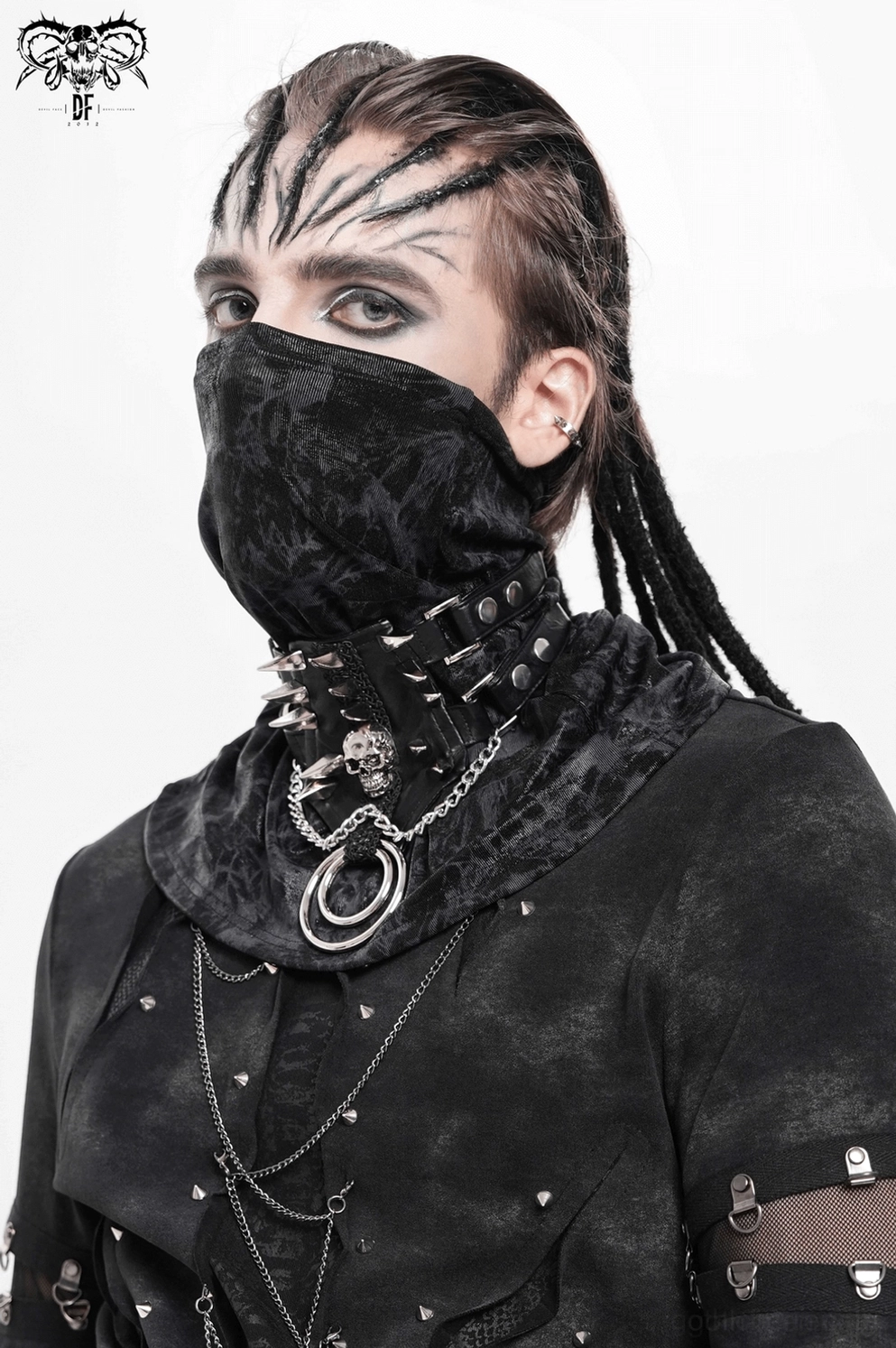 Industrial-Gothic-Spike-Choker mit spitzen Lederkanten und Metallringen, Nahaufnahme-Detail, Punk-Halsschmuck