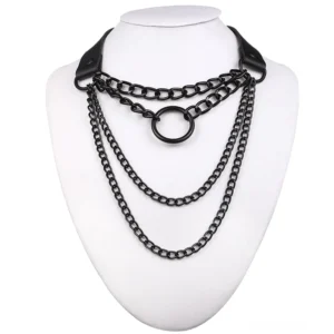 Mattschwarz mehrschichtige Industrial O-Ring Gothic-Choker-Kette mit Lederstrappe auf weißem Mannequin, frontale Ansicht unisex alternativer Schmuck