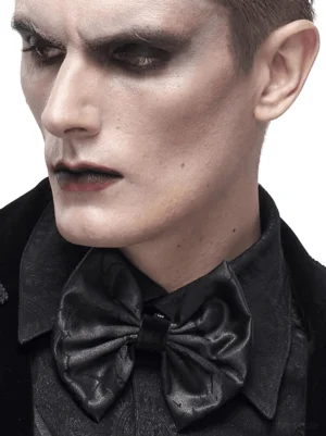 Seitenprofilansicht von gotischer Jacquard Krawatte auf Model mit formaler schwarzer Kleidung, Seitenporträt mit schwerer gotischer Makeup-Stilisierung und Gothic-Ästhetik