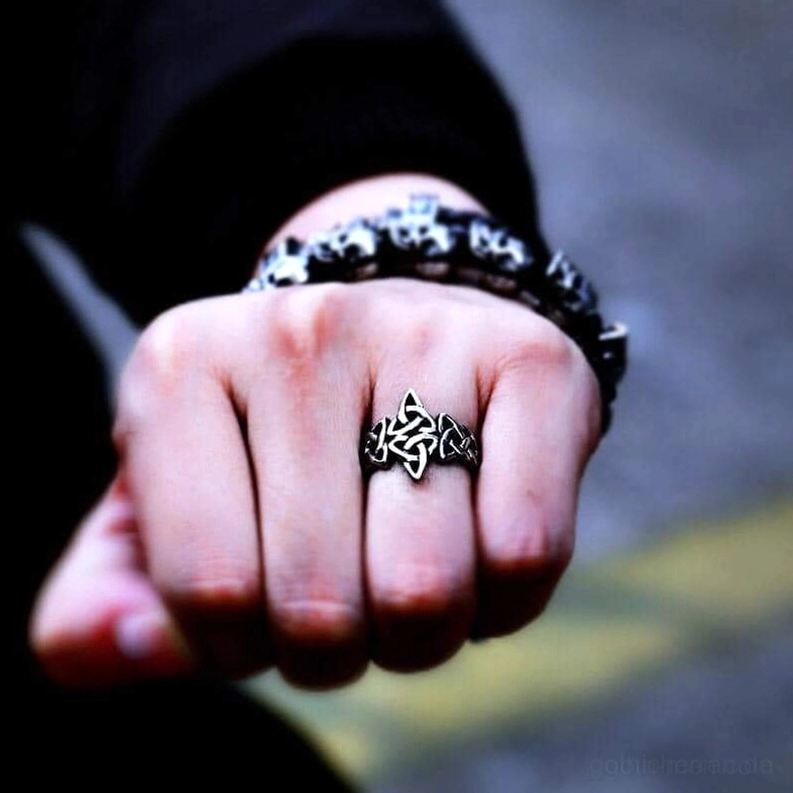 Keltischer Trinity-Knoten-Gotischer Ring Trageweise-Präsentation, zeigt wie der Triquetra-Siegelring an der Hand mit Vintage-inspirierter gotischer Ästhetik aussieht