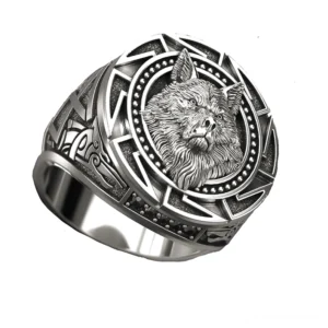 Vintage keltischer Wolfs-Ring mit geschnitzten Stammesmotiven auf dem Ringband, Seitenansicht mit detaillierter Metallhandwerkskunst und patiniertem Silberfinish